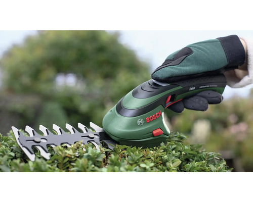 Akumulátorové nožnice strihajú kríky s rukavicami a logom Bosch.