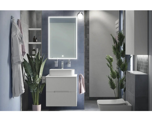 Moderná kúpeľňa s umývadlom, zrkadlom s osvetlením a toaletou.