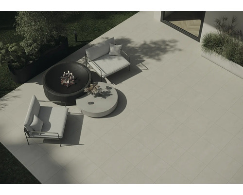 Pohľad zhora na záhradnú scénu so štvorcovými terasovými doskami, ohniskom, dvoma kreslami a okrúhlym stolom