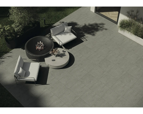 Terasa s terasovými doskami, ohniskom, kreslami a stolom