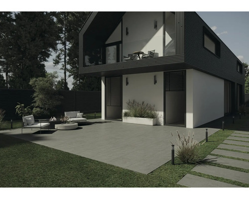 Moderný dom s terasou, záhradným nábytkom a trávnikmi