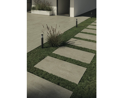 Vonkajší záber s kamennými doskami ako chodníkom a trávnikmi, kombinovaný s výsadbou a vonkajším osvetlením.