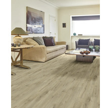 Obývacia izba s pohovkou, stolom a svetlou drevenou podlahou