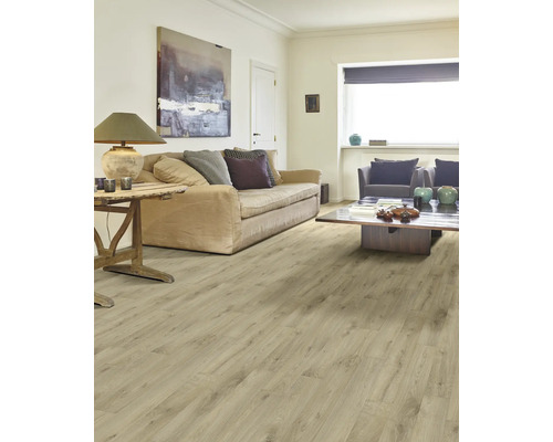 Obývacia izba s pohovkou, stolom a svetlou drevenou podlahou