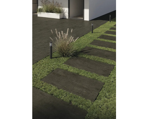 Vonkajšia fotografia s terasovými dlaždicami, trávnikom a vonkajším osvetlením.