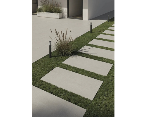 Exteriér s obdĺžnikovými terasovými dlaždicami na trávniku a decentným vonkajším osvetlením