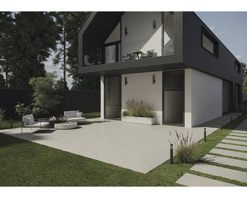 Moderný dom s terasou, záhradným nábytkom a trávnikmi