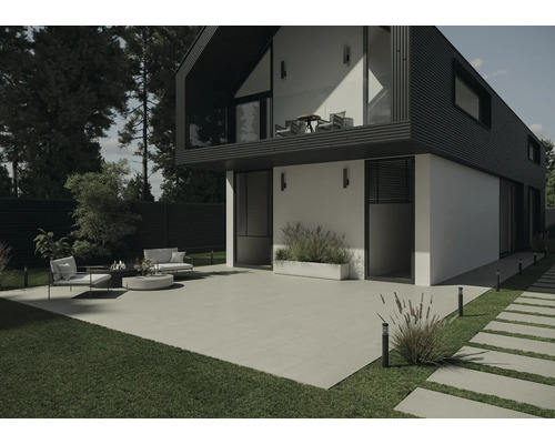 Moderný dom s terasou, záhradným nábytkom a trávnikmi