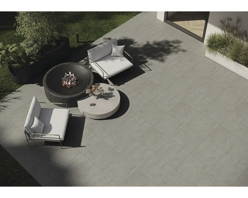 Záhrada s kamennou dlažbou, ohniskom, kreslami a stolom