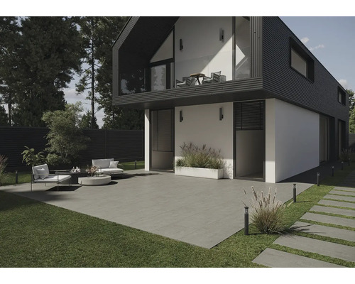 Moderná fasáda domu s terasou, záhradným nábytkom a trávnikom