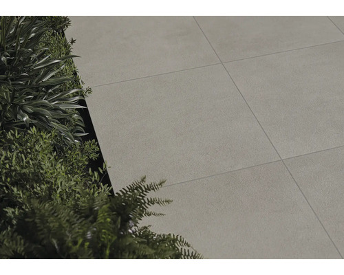 Dlažba terasy vedľa rastlín