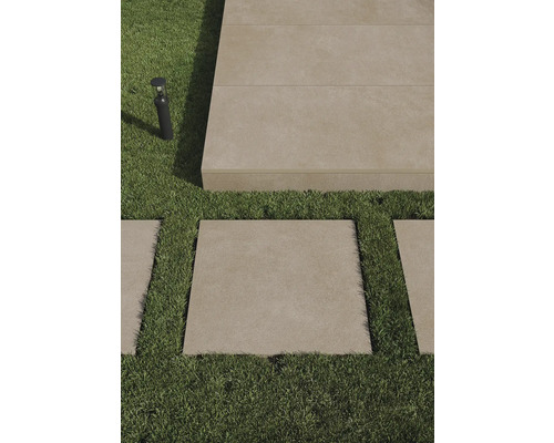 Štvorcové záhradné dlaždice položené v trávniku