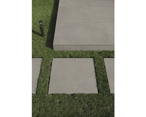 Záhradná úprava s trávnikom, kamennými doskami a vonkajším osvetlením