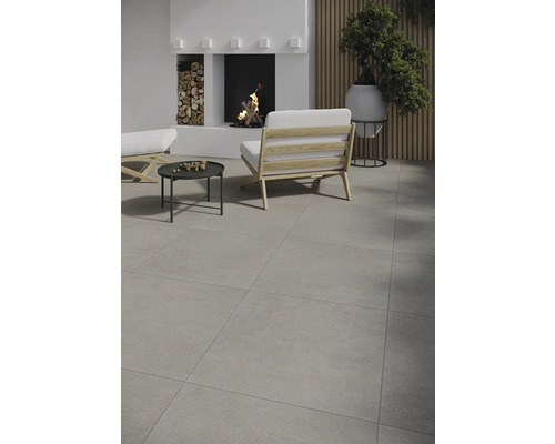 Terasa s dlažbou, ohniskom a vonkajším posedením