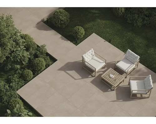 Záhrada s terasovými doskami, posedením a zeleňou