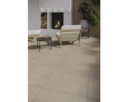 Terasa s podlahovými dlaždicami, krbom a sedacím nábytkom