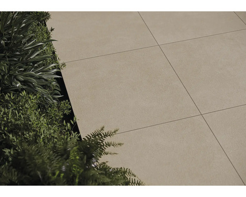 Teracové dlaždice položené vedľa výsadby vonku.