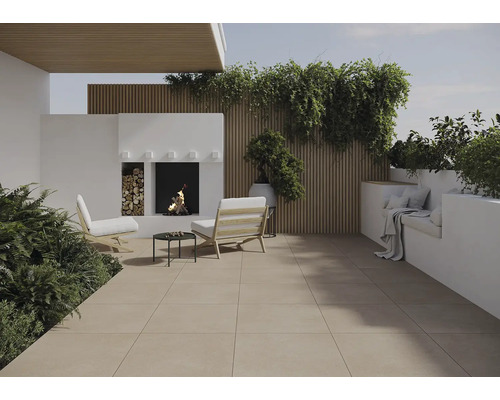 Terasa s podlahovými dlaždicami, krbom a vonkajším posedením.