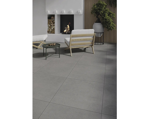 Svetlá obývacia izba s krbom, sedením a dlažbou