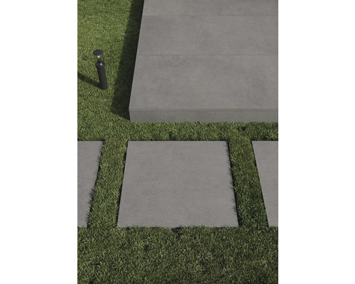 Záhrada s chodníkovými dlaždicami a trávnikom