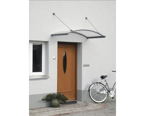 Strieška nad vchodové dvere z polykarbonátu na stene domu nad drevenými dverami