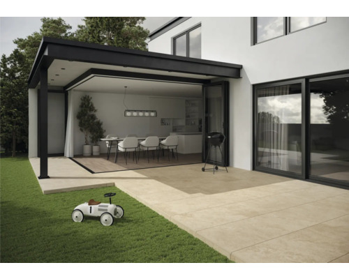 Exteriér domu s terasou, grilom a otvoreným obytným priestorom