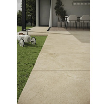 Exteriér s kamennou dlažbou, trávnikom a autíčkom