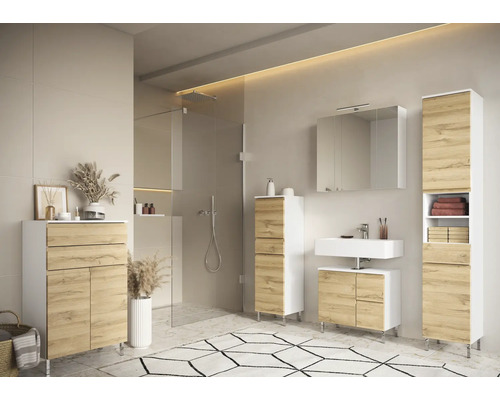 Svetlá kúpeľňa s umývadlom, zrkadlovou skriňou, vysokou skriňou, komodou a sprchou.