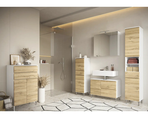 Svetlá kúpeľňa s umývadlom, zrkadlovou skrinkou, vysokou skrinkou a sprchovacím kútom