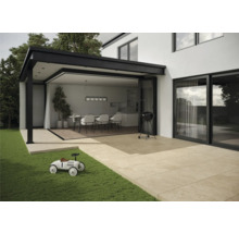 Moderná terasa s grilom, terasovými dlaždicami a otvorenými terasovými dverami do jedálne.