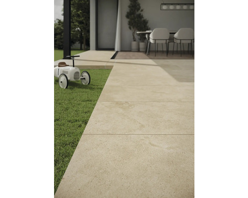 Terasa s kamennými dlaždicami, trávnikom a autíčkom.