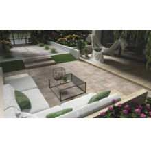 Terasa s kamennými doskami, záhradným nábytkom a výsadbou pre relaxačný vonkajší priestor.