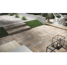 Terasa s kamennými dlaždicami a schodiskom v záhrade