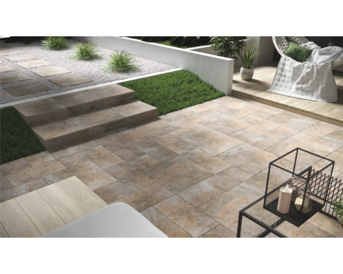 Terasa s kamennými dlaždicami a schodiskom v záhrade