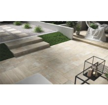 Terasa s kamennými schodmi a rastlinami