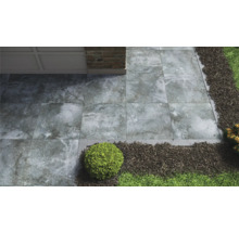 Záhradná cesta so sivými kamennými doskami, štrkom a zeleňou