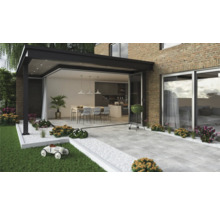 Terasa s terasovými doskami, záhradným nábytkom, grilom a rastlinami