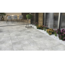 Terasa s kamennými dlaždicami, grilom a posedením