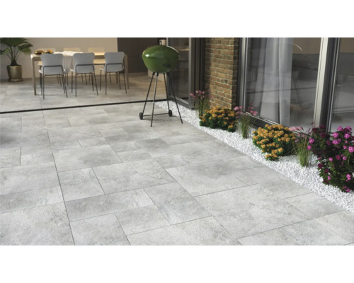 Terasa s kamennými dlaždicami, grilom a posedením