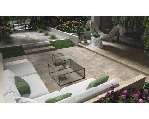 Upravená záhrada s terasou, záhradným nábytkom a dekoratívnymi prvkami.