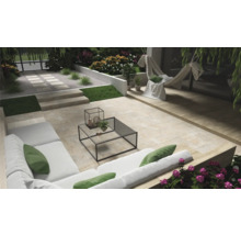 Terasa so záhradným nábytkom, kamennou dlažbou a dekoratívnymi prvkami