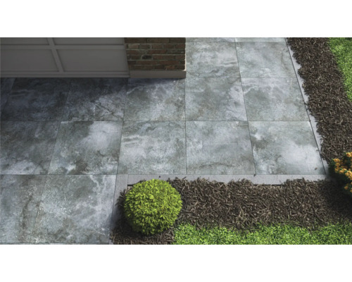 Záhrada so sivými terasovými dlaždicami, okrasným štrkom a rastlinami