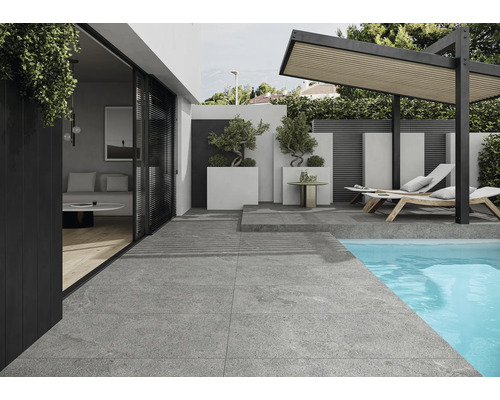 Vonkajší priestor s bazénom, dlažbou, ležadlami a pergolou