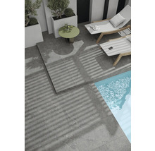 Terasa so sivými kamennými dlaždicami, ležadlami a bazénom