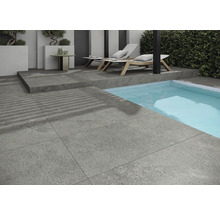 Sivé terasové dlaždice vedľa bazéna s ležadlami
