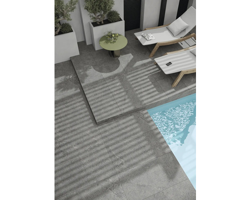 Terasa so sivou dlažbou, bazénom a ležadlami