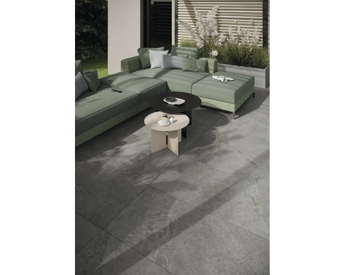 Vonkajšia scéna s modulárnou pohovkou, dvoma okrúhlymi príručnými stolíkmi a dlažbou.