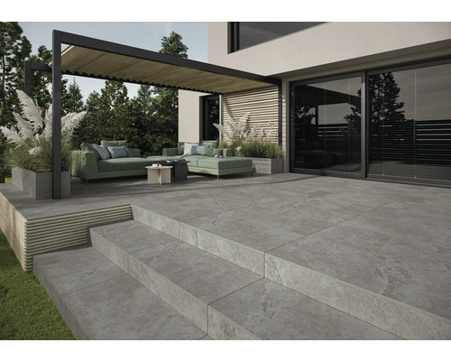 Terasa s pergolou, sedením a kamennými dlaždicami