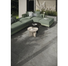 Terasa s veľkou pohovkou a odkladacími stolíkmi