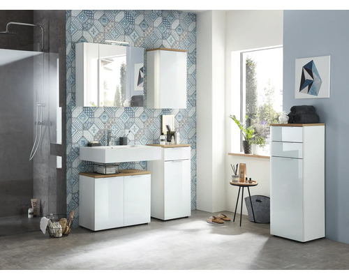 Kúpeľňa s umývadlom, zrkadlovou skriňou, závesnou skriňou a vysokou skriňou vo svetlom dizajne